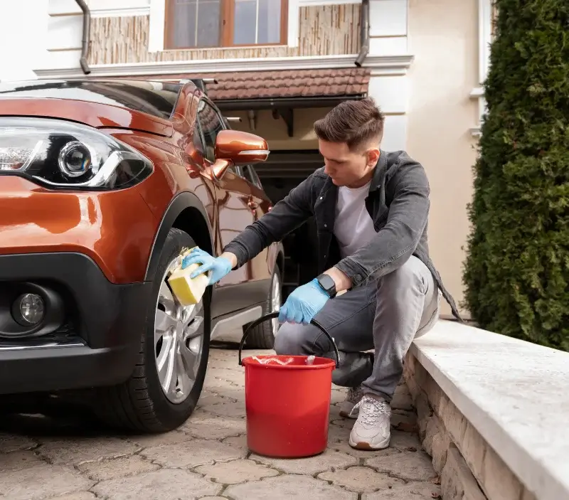 Lavage auto à domicile Raucourt-et-Flaba : professionnel intervenant sur un véhicule